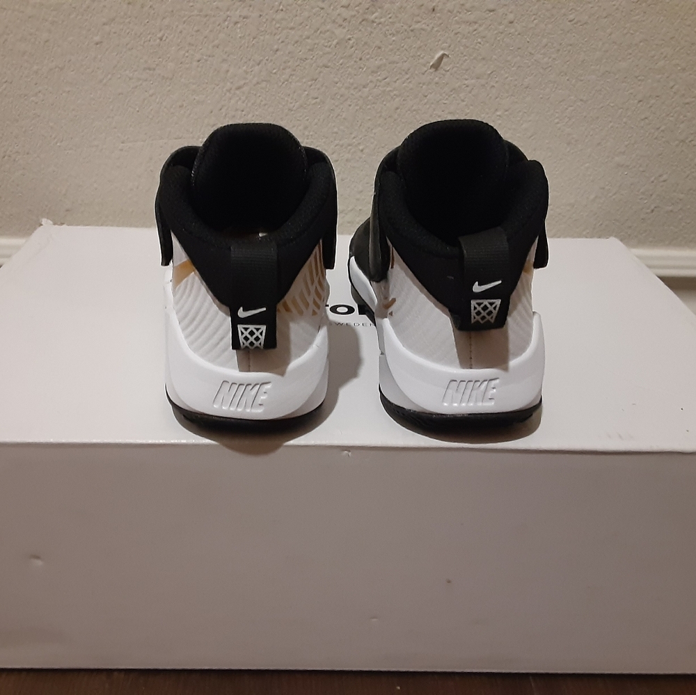 Nike - Picture 3 of 4